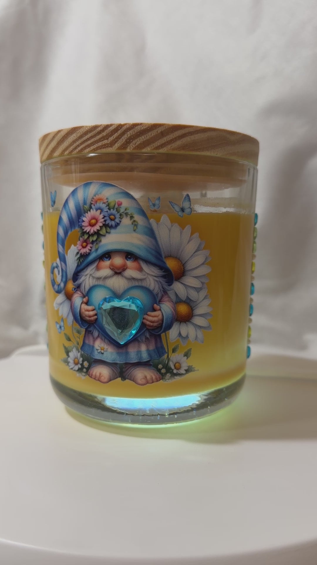 360 degree view of the candle with lid